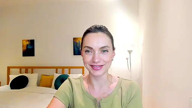 Snapshot of LovelyeeMia chatting on December 10, 3:22 pm LovelyeeMia online show from December 10, 3:22 pm