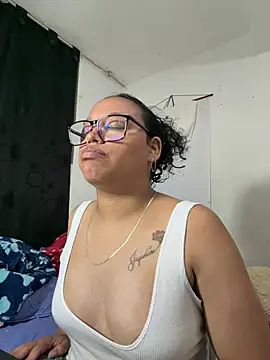 Snapshot of angela_angels_ chatting on July 6, 1:01 am angela angels online show from July 6, 1:01 am