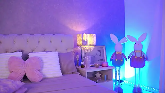 OhhAisha online show from April 5, 7:59 am