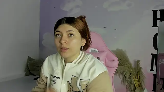 Snapshot of carolayrosse chatting on March 13, 2:49 am carolayrosse online show from March 13, 2:49 am