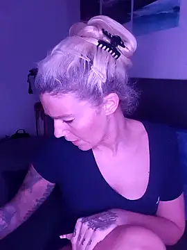 Snapshot of Lara_SecretLady chatting on December 1, 4:34 pm Lara SecretLady online show from December 1, 4:34 pm