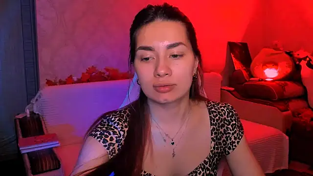 Swee Alicee online show from May 18, 9:30 pm
