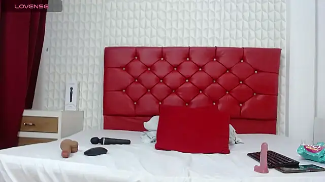 Snapshot of Roxy_Lux chatting on February 8, 7:05 pm Roxy Lux online show from February 8, 7:05 pm