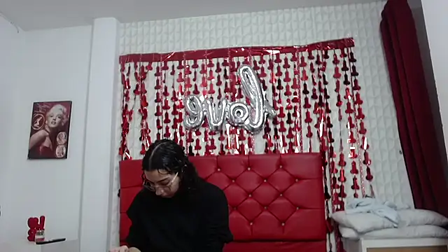 Snapshot of Roxy_Lux chatting on February 25, 1:21 pm Roxy Lux online show from February 25, 1:21 pm