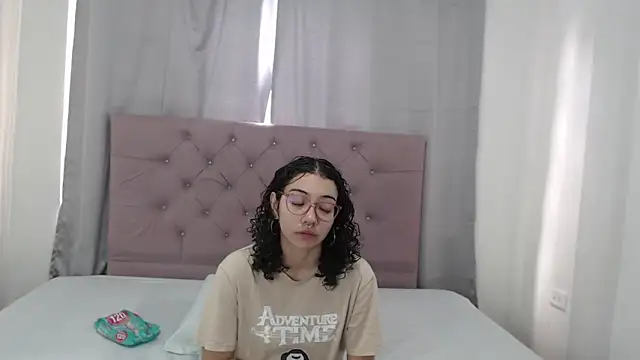 Snapshot of Roxy_Lux chatting on March 9, 2:32 pm Roxy Lux online show from March 9, 2:32 pm