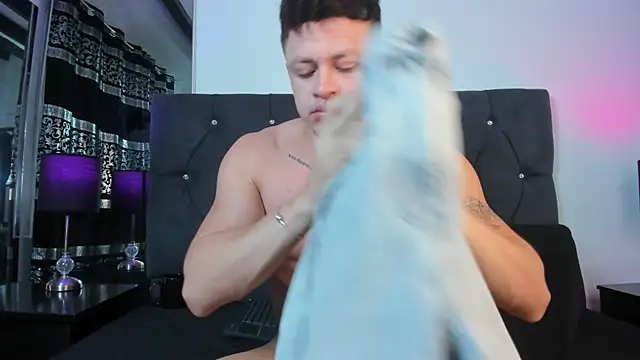 Snapshot of Angel_Cuervo chatting on February 5, 12:45 pm Angel Cuervo online show from February 5, 12:45 pm