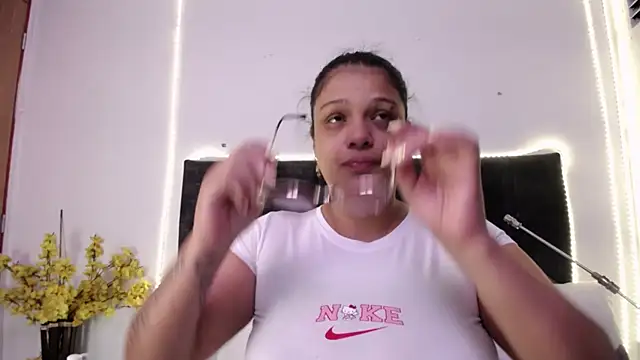 Nicol Love0 online show from May 9, 11:24 am