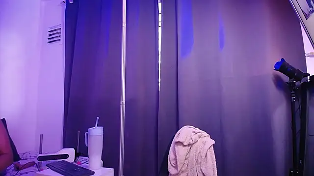 Nicol Love0 online show from February 10, 12:37 pm