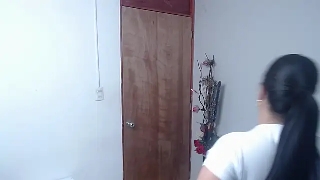 Nicol Love0 online show from March 19, 5:17 pm