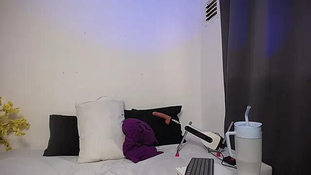 Nicol Love0 online show from February 9, 1:20 pm