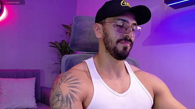 Snapshot of tony_muscle chatting on July 21, 10:44 pm tony muscle online show from July 21, 10:44 pm