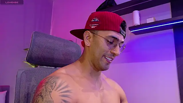 Snapshot of tony_muscle chatting on June 17, 8:19 pm tony muscle online show from June 17, 8:19 pm