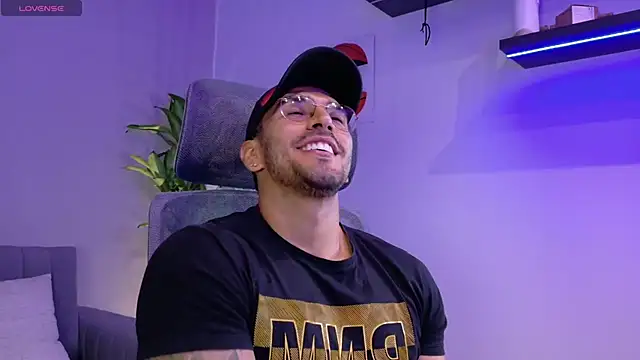 Snapshot of tony_muscle chatting on June 27, 9:43 pm tony muscle online show from June 27, 9:43 pm