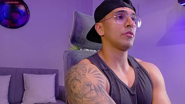 Snapshot of tony_muscle chatting on June 16, 7:03 pm tony muscle online show from June 16, 7:03 pm
