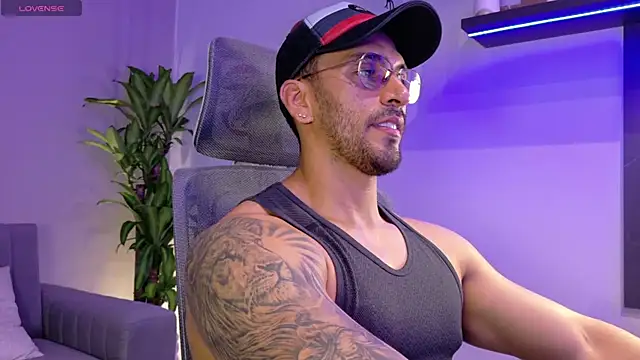 Snapshot of tony_muscle chatting on June 29, 7:13 pm tony muscle online show from June 29, 7:13 pm