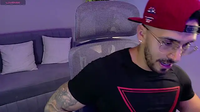 Snapshot of tony_muscle chatting on July 8, 7:25 pm tony muscle online show from July 8, 7:25 pm