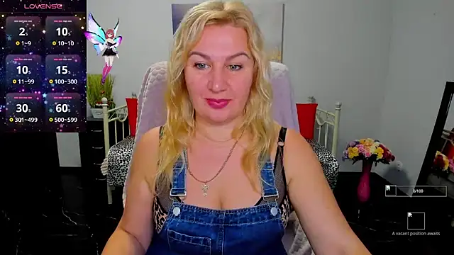 Snapshot of Lili_Crossi chatting on October 4, 5:31 am Lili Crossi online show from October 4, 5:31 am