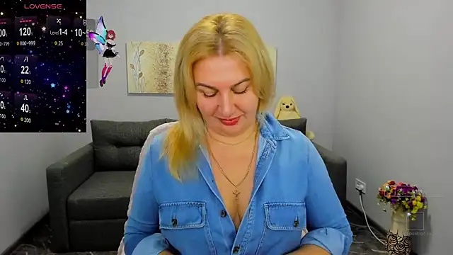 Snapshot of Lili_Crossi chatting on December 2, 6:37 am Lili Crossi online show from December 2, 6:37 am