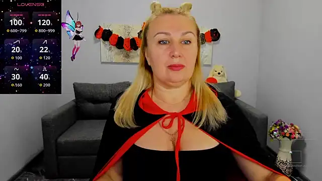 Snapshot of Lili_Crossi chatting on October 31, 6:54 am Lili Crossi online show from October 31, 6:54 am