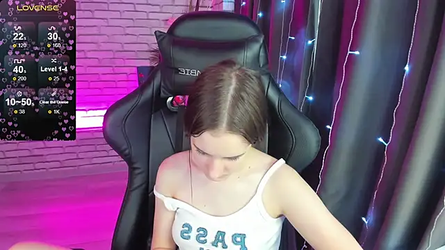 Snapshot of Tonya_Gray chatting on December 20, 4:31 am Tonya Gray online show from December 20, 4:31 am