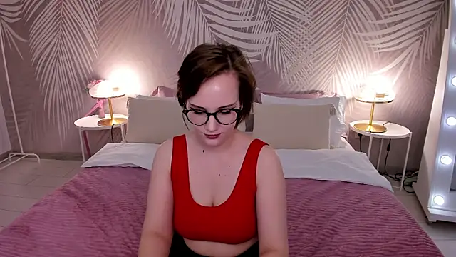 StellaGloww online show from March 1, 12:45 pm