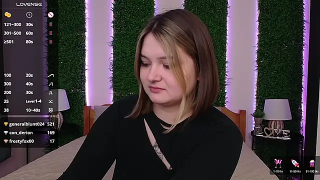 Snapshot of Alice_Walters chatting on February 25, 10:20 pm Alice Walters online show from February 25, 10:20 pm
