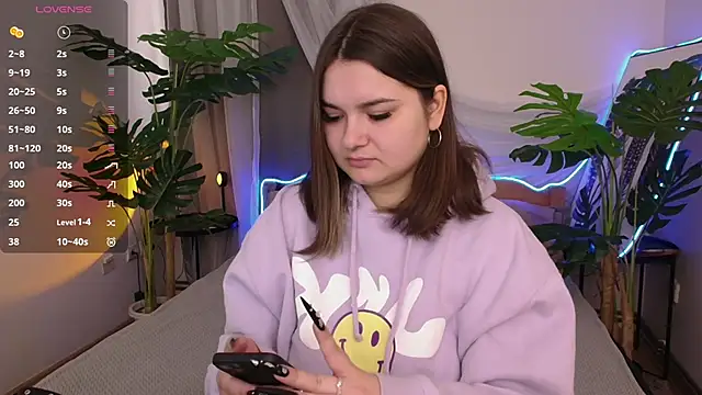 Snapshot of Alice_Walters chatting on September 29, 2:44 pm Alice Walters online show from September 29, 2:44 pm
