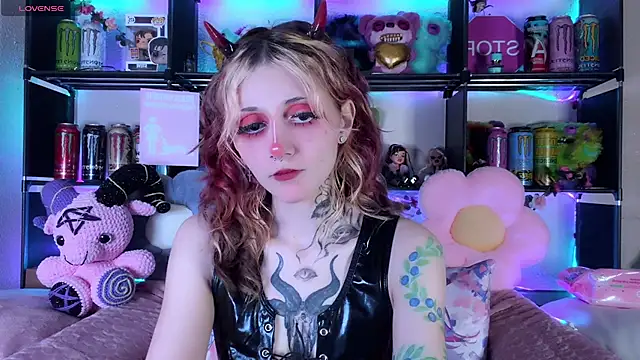 Snapshot of _Devill_Baby chatting on June 19, 8:14 pm Devill Baby online show from June 19, 8:14 pm