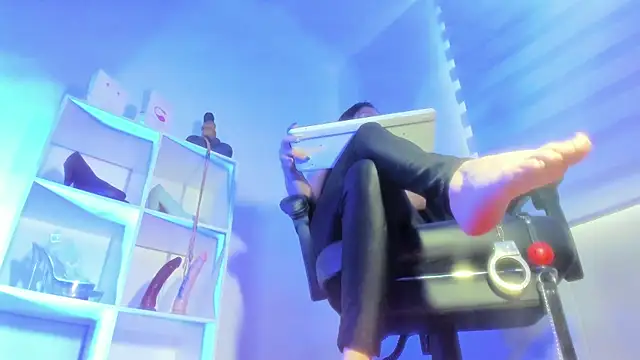 charlotte joliedart online show from November 6, 12:09 pm