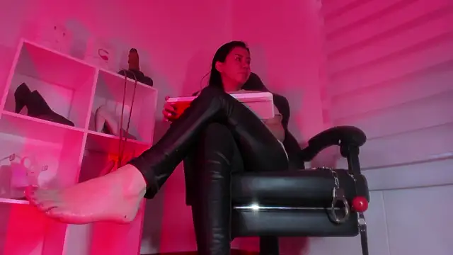 charlotte joliedart online show from February 3, 10:15 pm