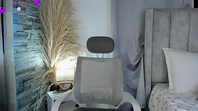 Snapshot of AmberGray_ chatting on June 6, 1:44 am AmberGray online show from June 6, 1:44 am