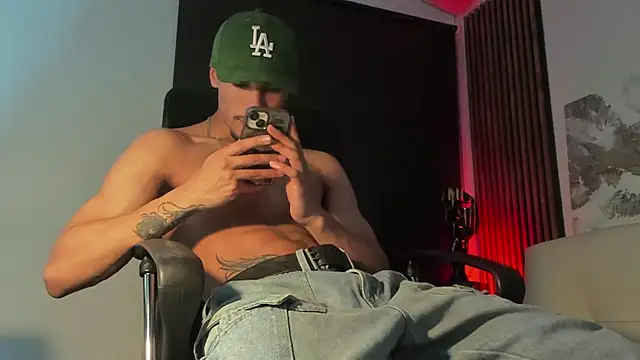 Snapshot of rafael_stone chatting on March 13, 3:44 am rafael stone online show from March 13, 3:44 am