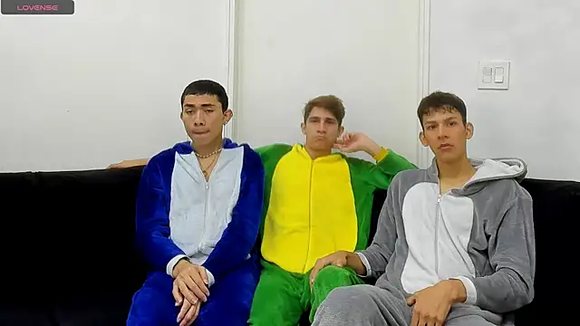 Snapshot of StrawwBoys chatting on September 26, 10:44 am StrawwBoys online show from September 26, 10:44 am