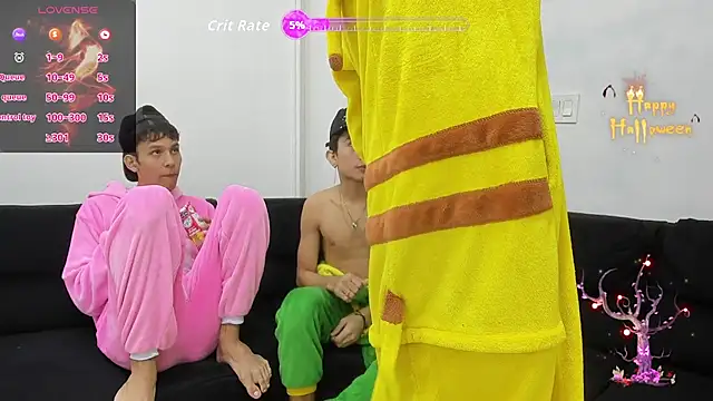 Snapshot of StrawwBoys chatting on October 17, 11:01 am StrawwBoys online show from October 17, 11:01 am