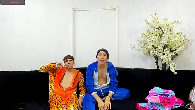 Snapshot of StrawwBoys chatting on September 11, 10:15 am StrawwBoys online show from September 11, 10:15 am