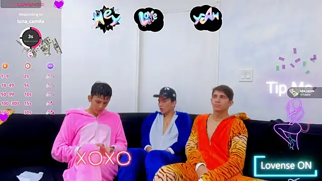 Snapshot of StrawwBoys chatting on October 12, 10:49 am StrawwBoys online show from October 12, 10:49 am