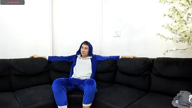 Snapshot of StrawwBoys chatting on October 9, 10:38 am StrawwBoys online show from October 9, 10:38 am