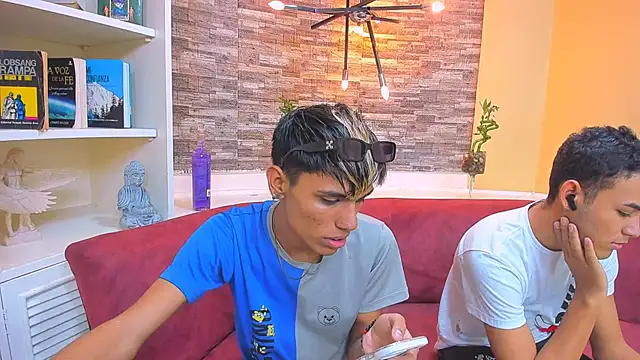 Snapshot of StrawwBoys chatting on January 25, 9:57 pm StrawwBoys online show from January 25, 9:57 pm