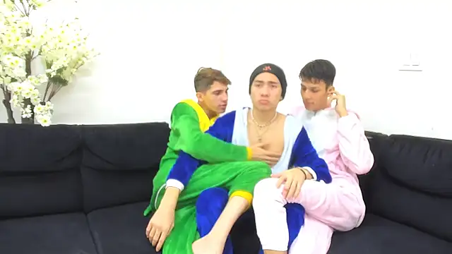 Snapshot of StrawwBoys chatting on September 18, 10:18 am StrawwBoys online show from September 18, 10:18 am