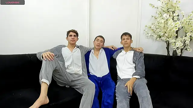 Snapshot of StrawwBoys chatting on October 3, 10:28 am StrawwBoys online show from October 3, 10:28 am