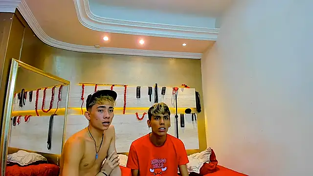 Snapshot of StrawwBoys chatting on January 23, 1:24 pm StrawwBoys online show from January 23, 1:24 pm