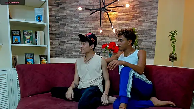 Snapshot of StrawwBoys chatting on March 19, 9:27 pm StrawwBoys online show from March 19, 9:27 pm