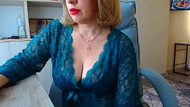Snapshot of Brionia chatting on July 15, 5:25 am Brionia online show from July 15, 5:25 am
