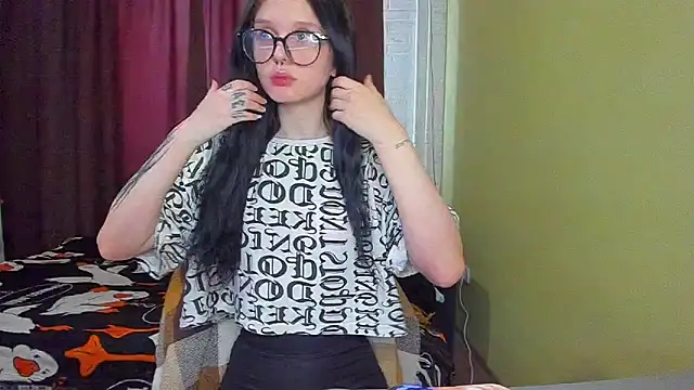 Snapshot of Hi_Kitti chatting on March 11, 9:24 am Hi Kitti online show from March 11, 9:24 am