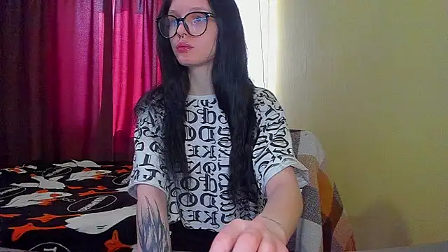 Snapshot of Hi_Kitti chatting on March 13, 5:11 am Hi Kitti online show from March 13, 5:11 am