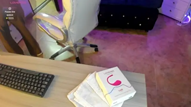 Snapshot of Amy_Kiitty_ chatting on December 18, 12:42 pm Amy Kiitty online show from December 18, 12:42 pm