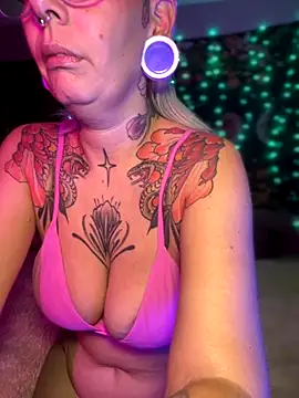 Snapshot of GoldieBakeman chatting on November 19, 6:41 pm GoldieBakeman online show from November 19, 6:41 pm