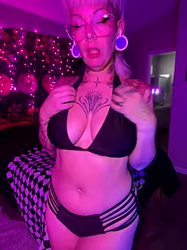 Snapshot of GoldieBakeman chatting on November 25, 7:03 pm GoldieBakeman online show from November 25, 7:03 pm