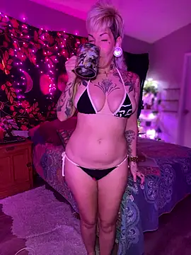 Snapshot of GoldieBakeman chatting on December 4, 5:45 pm GoldieBakeman online show from December 4, 5:45 pm