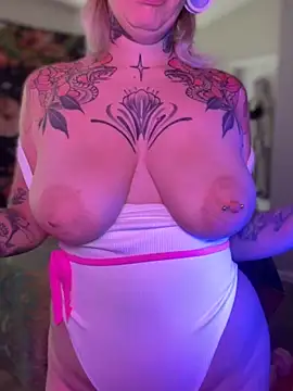 Snapshot of GoldieBakeman chatting on October 30, 3:53 pm GoldieBakeman online show from October 30, 3:53 pm